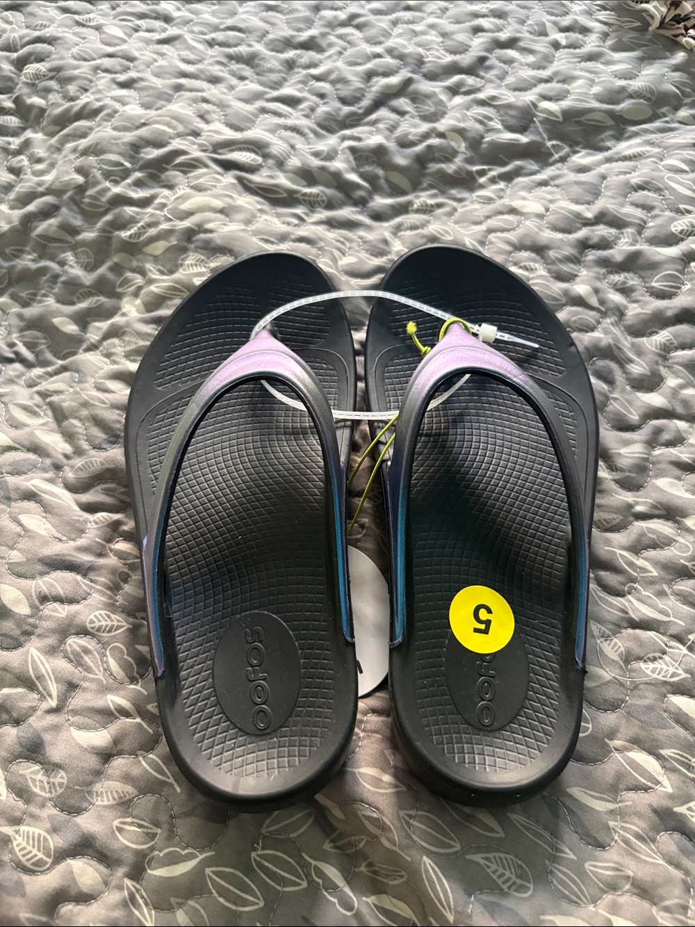 OOFOS Oolala Luxe women’s Black Flip Flops in Midnight Spectre size 5
